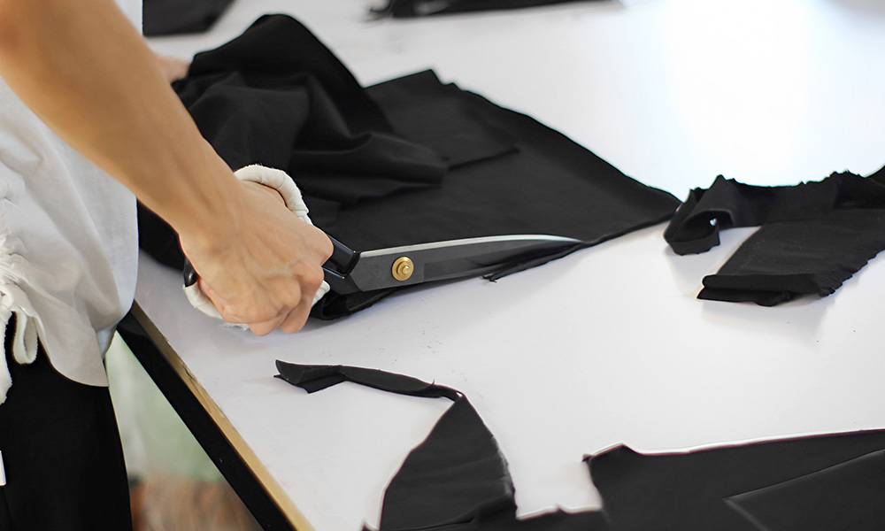 5.Cutting the fabric pieces by the paper templates.